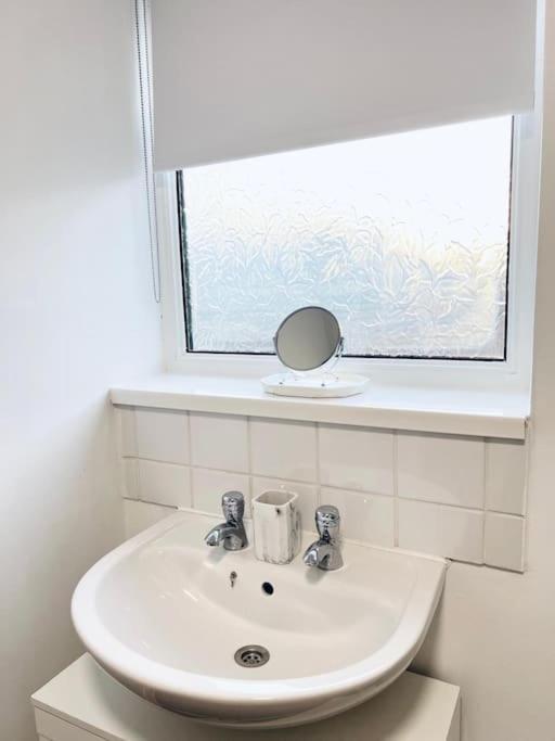 Balderton New Fully Furnished Cosy Home מראה חיצוני תמונה