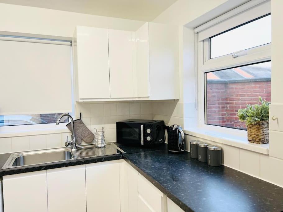 Balderton New Fully Furnished Cosy Home מראה חיצוני תמונה